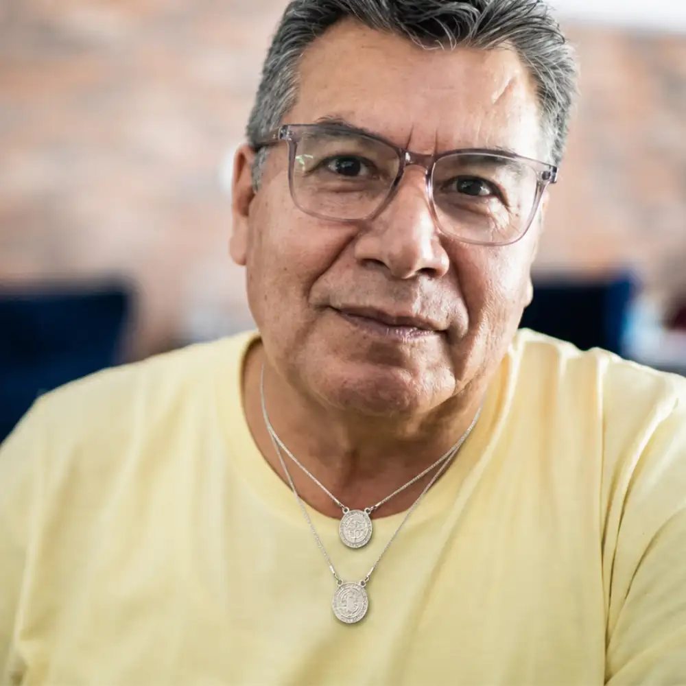 Pessoa usando escapulário São Bento