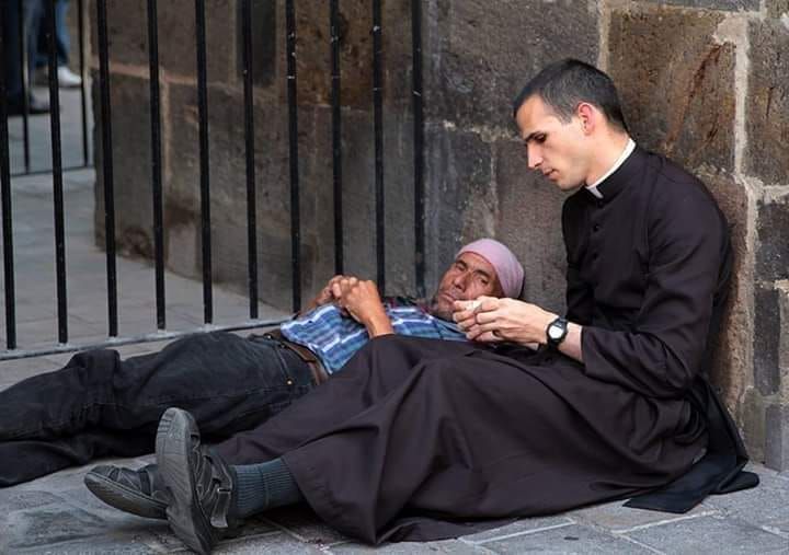 Padre ajudando pessoa carente
